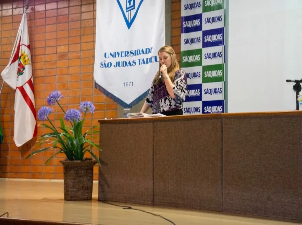 Simone Salvador palestrando no evento Futebol, Psicologia e a produção de conhecimento, 2014